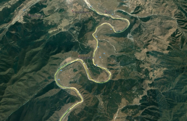두만강은 강폭이 좁은 곳이 많고, 중국의 옌벤 지역이나 중장시가 가깝다. 탈북은 대부분 두강을 건너는 경우가 많다.