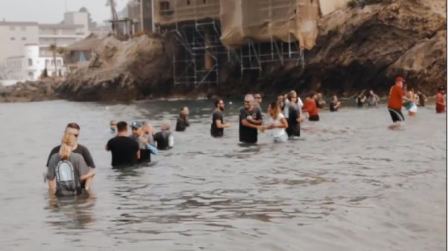 ▲캘리포니아 해변에서 세례를 받고 있는 성도들. ⓒ치노힐스갈보리채플교회 인스타그램