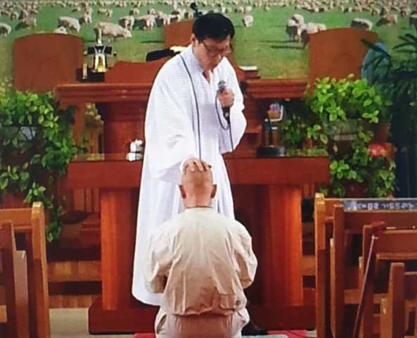 2004년도에 찍은 사진인데, 주지 스님이 전도한 목사에게 세례를 받고 있다. (사진제공 : 신성욱 교수)