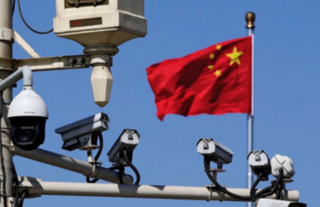 ▲중국의 거리에 설치된 CCTV와 오성홍기. ⓒ오픈도어