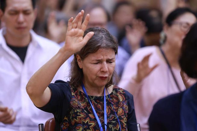 ▲해외 참석자들이 손을 들고 기도하는 모습. ⓒ에스더기도운동