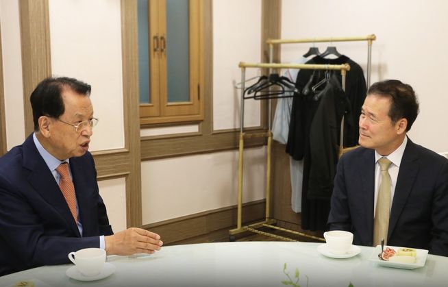 ▲김영호 통일부 장관(오른쪽)이 19일 김삼환 명성교회 원로목사(왼쪽)를 예방했다고 통일부가 밝혔다.
