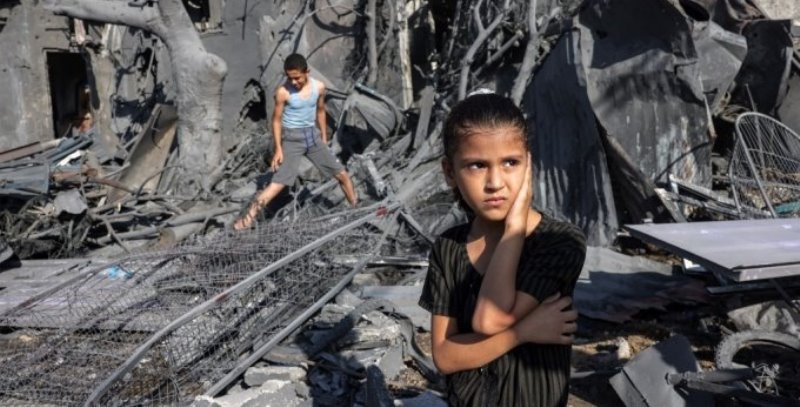 전잰참화 이스라엘의 보복 공격으로 처참해진 가자지구, 넋나건 표정의 소녀