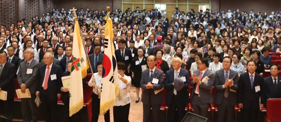 순서자들이 교단기와 태극기를 앞세워 들고 입장하고 있다.